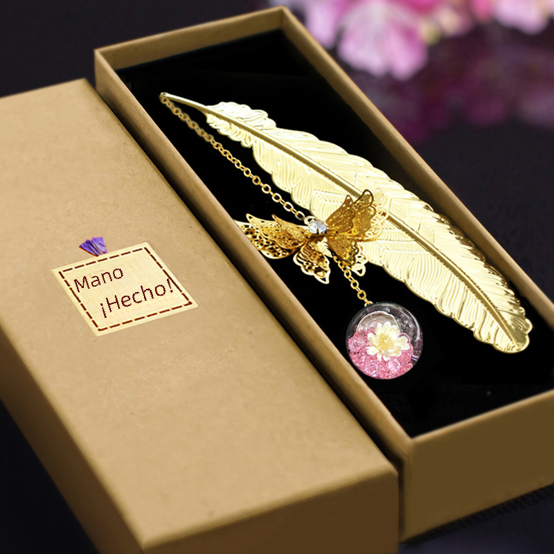 Marcapáginas Metálico con Pluma y Flores Preservadas — Estilo Chino