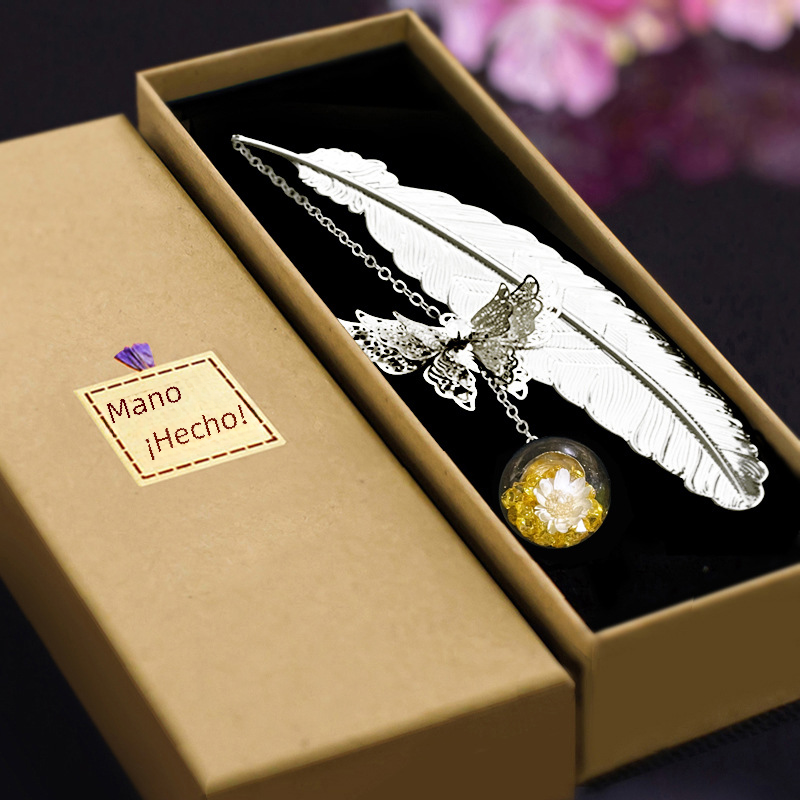 Marcapáginas Metálico con Pluma y Flores Preservadas — Estilo Chino