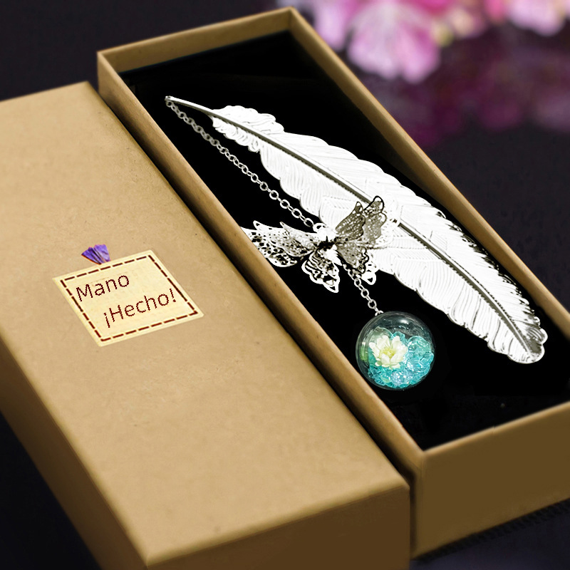 Marcapáginas Metálico con Pluma y Flores Preservadas — Estilo Chino