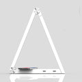 Lámpara LED de Escritorio con Carga Inalámbrica — Diseño Triangular Cuidado Visual